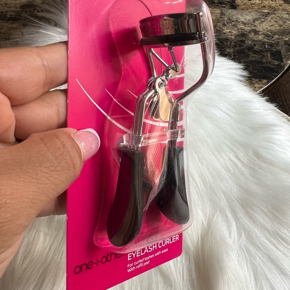 One+Other Deluxe Hold Eyelash Curler - Picture 2 of 5